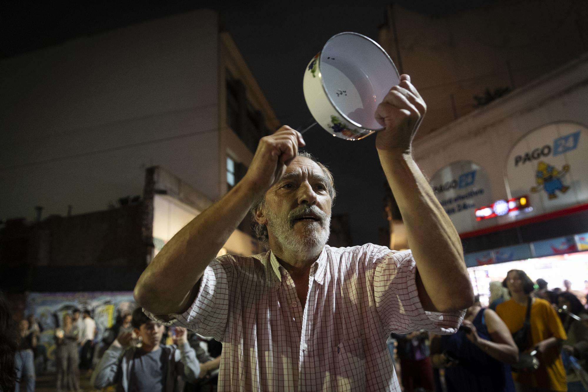 Cacerolazo para protestar contra el Decreto de Necesidad y Urgencia (DNU) anunciado por el presidente Javier Milei. - 17